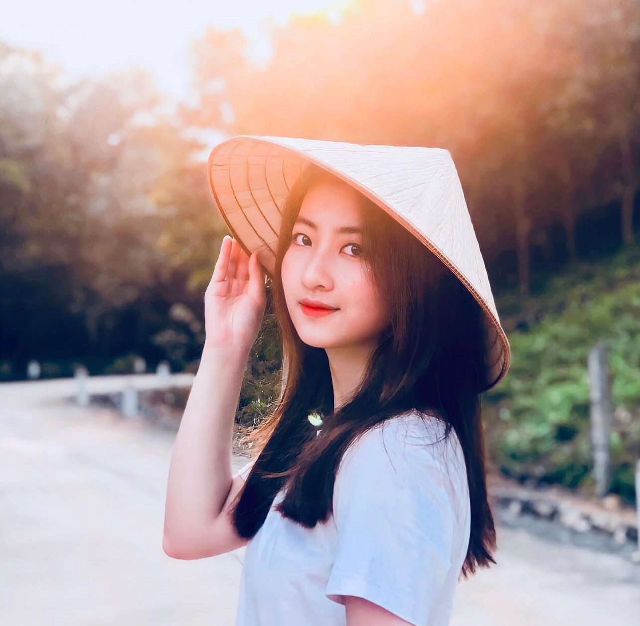 Bén duyên với diễn xuất lần đầu năm 2019, khi VFC tổ chức thi tuyển lớp diễn viên truyền hình, qua nhiều vòng casting, cô được lựa chọn đào tạo và đi theo nghề từ đó. Linh Chi cho hay cô được gia đình ủng hộ, động viên và tạo điều kiện theo đuổi đam mê diễn xuất. “Từ lúc phim chiếu, gia đình tôi tối nào cũng cùng nhau đón chờ xem từng tập phim, mọi người ngạc nhiên với vai Thoan của tôi” – Linh Chi kể.