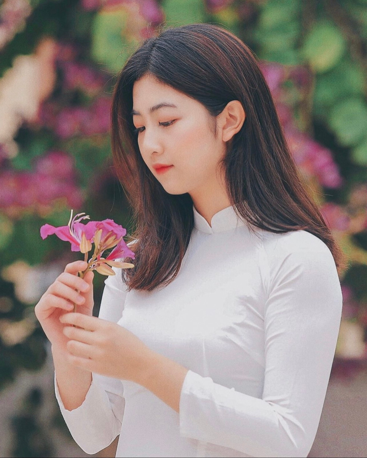 Bén duyên với diễn xuất lần đầu năm 2019, khi VFC tổ chức thi tuyển lớp diễn viên truyền hình, qua nhiều vòng casting, cô được lựa chọn đào tạo và đi theo nghề từ đó. Linh Chi cho hay cô được gia đình ủng hộ, động viên và tạo điều kiện theo đuổi đam mê diễn xuất. “Từ lúc phim chiếu, gia đình tôi tối nào cũng cùng nhau đón chờ xem từng tập phim, mọi người ngạc nhiên với vai Thoan của tôi” – Linh Chi kể.