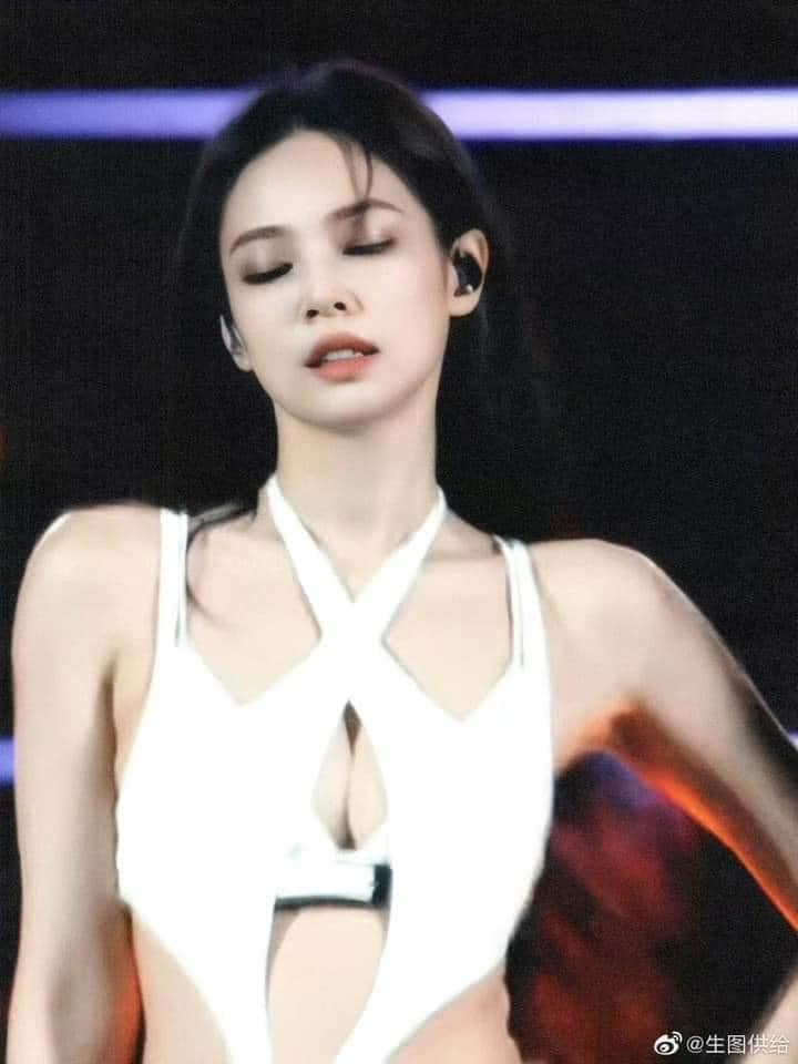 Trang phục diễn với những đường cắt xẻ táo bạo, lấp ló vòng một của Jennie.