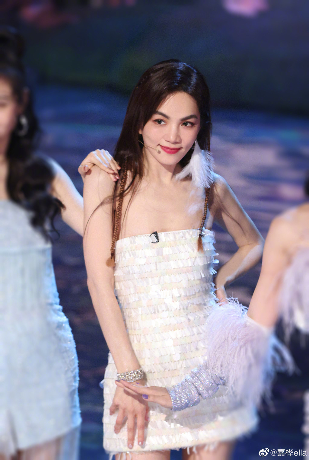 Ella (Trần Gia Hoa) bước sang tuổi 41 nhưng vẫn giữ được thân hình thon thả, đáng ngưỡng mộ. Cựu thành viên S.H.E được đánh giá là người hát tốt nhất. Cô có màn tương tác đáng yêu với Chi Pu khi diễn See tình. Ella (Trần Gia Hoa) bước sang tuổi 41 nhưng vẫn giữ được thân hình thon thả, đáng ngưỡng mộ. Cựu thành viên S.H.E được đánh giá là người hát tốt nhất. Cô có màn tương tác đáng yêu với Chi Pu khi diễn See tình.