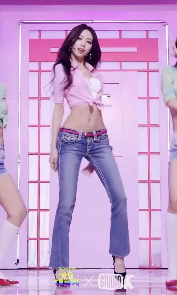 Yuna thể hiện bản cover ca khúc U-Go-Girl của “biểu tượng gợi cảm” Lee Hyori tại KBS Gayo Daejeon 2022, lấy chủ đề Y2K – phong cách xuất hiện cuối những năm 1990 và 2000. Cô được khen ngợi thân hình đồng hồ cát, hông rộng, chân dài, vòng eo “siêu thực”.