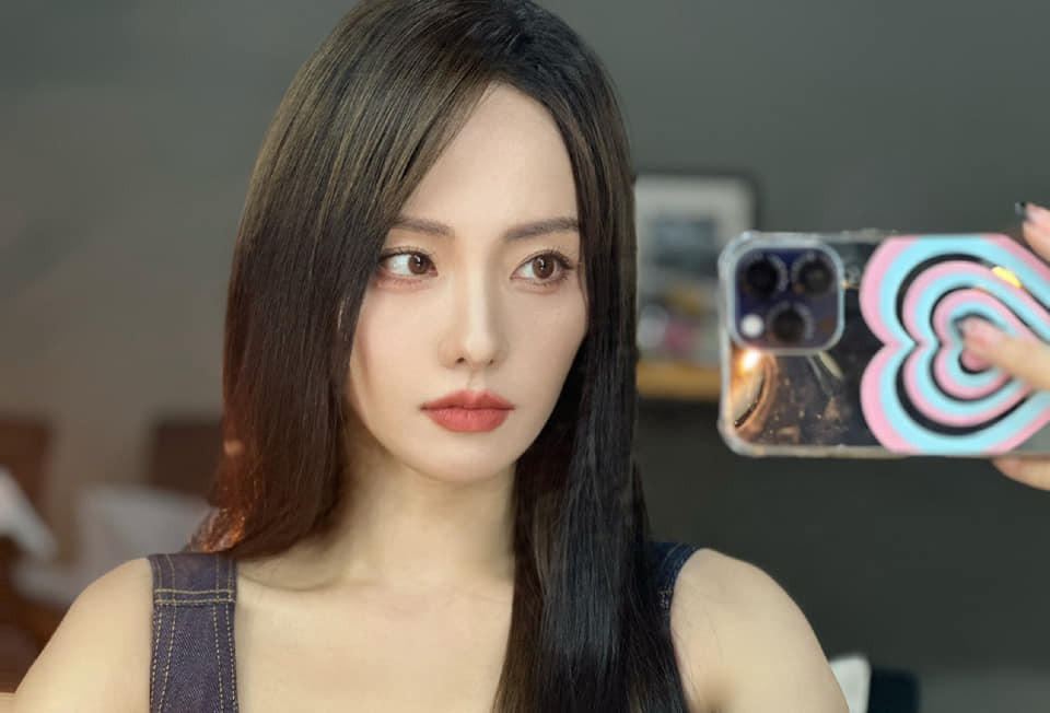 8 năm chung nhà, có với nhau hai người con chung, nhiều nguồn tin nói Gia Nghê không được lòng gia đình chồng, mẹ Mãi Siêu không thừa nhận cô là con dâu.