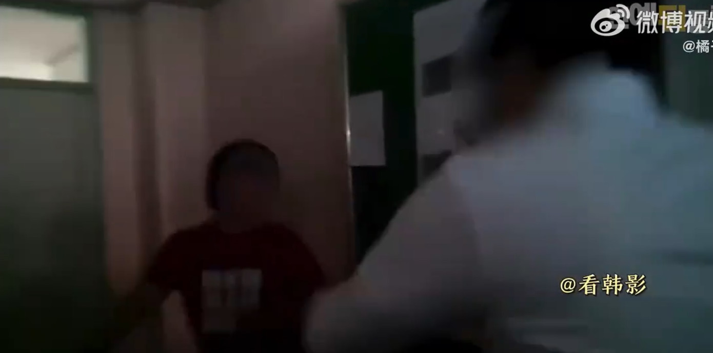 Hình ảnh trong video bạo lực học đường được cho là Nam Joo Hyuk. Ảnh: Weibo. Hình ảnh trong video bạo lực học đường được cho là Nam Joo Hyuk. Ảnh: Weibo.