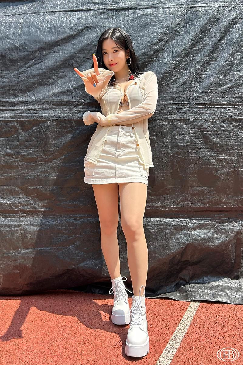 Kwon Eun Bi chia sẻ cô thà sống cả đời bên cạnh một người bạn 24/7 còn hơn sống cuộc sống không có ai kề cạnh. Cô giãi bày: “Tôi không thể quen với việc làm việc gì đó một mình nên tôi muốn ở cùng với ai đó”.