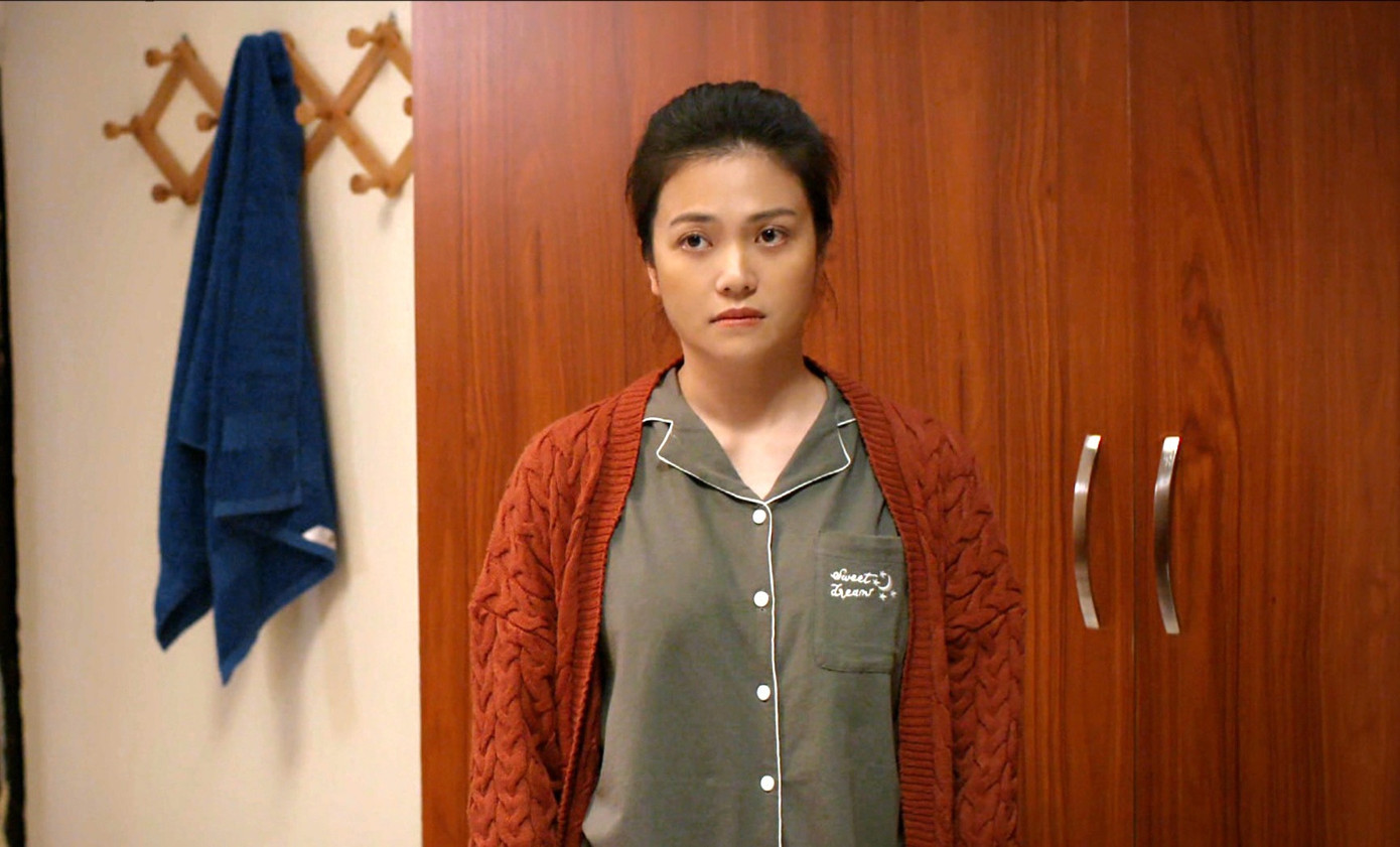 “42 không khác so với 20 là mấy, vẻ đẹp phúc hậu”, “Kiều Anh có đôi mắt u sầu thăm thẳm , buồn mà đẹp đắm đuối. Khuôn miệng rộng nhưng lại chúm chím, cười rạng rỡ”… Khán giả bình luận. Không ít người nhận xét Kiều Anh có nét giống với Triệu Vy. “42 không khác so với 20 là mấy, vẻ đẹp phúc hậu”, “Kiều Anh có đôi mắt u sầu thăm thẳm , buồn mà đẹp đắm đuối. Khuôn miệng rộng nhưng lại chúm chím, cười rạng rỡ”… Khán giả bình luận. Không ít người nhận xét Kiều Anh có nét giống với Triệu Vy.