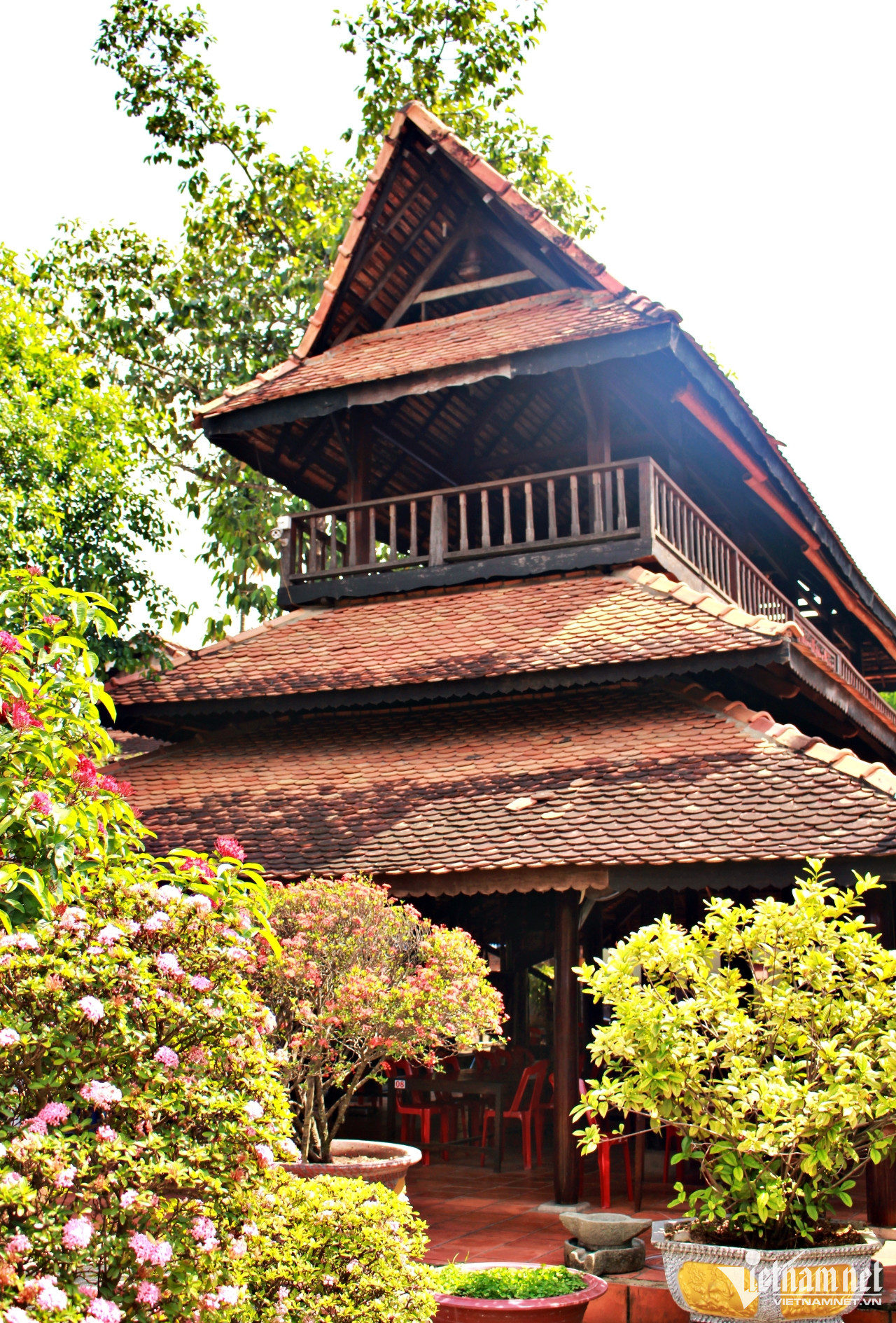 Ngoài căn nhà trên, khuôn viên quán ăn gia đình của ông còn có nhiều nhà gỗ cổ khác.