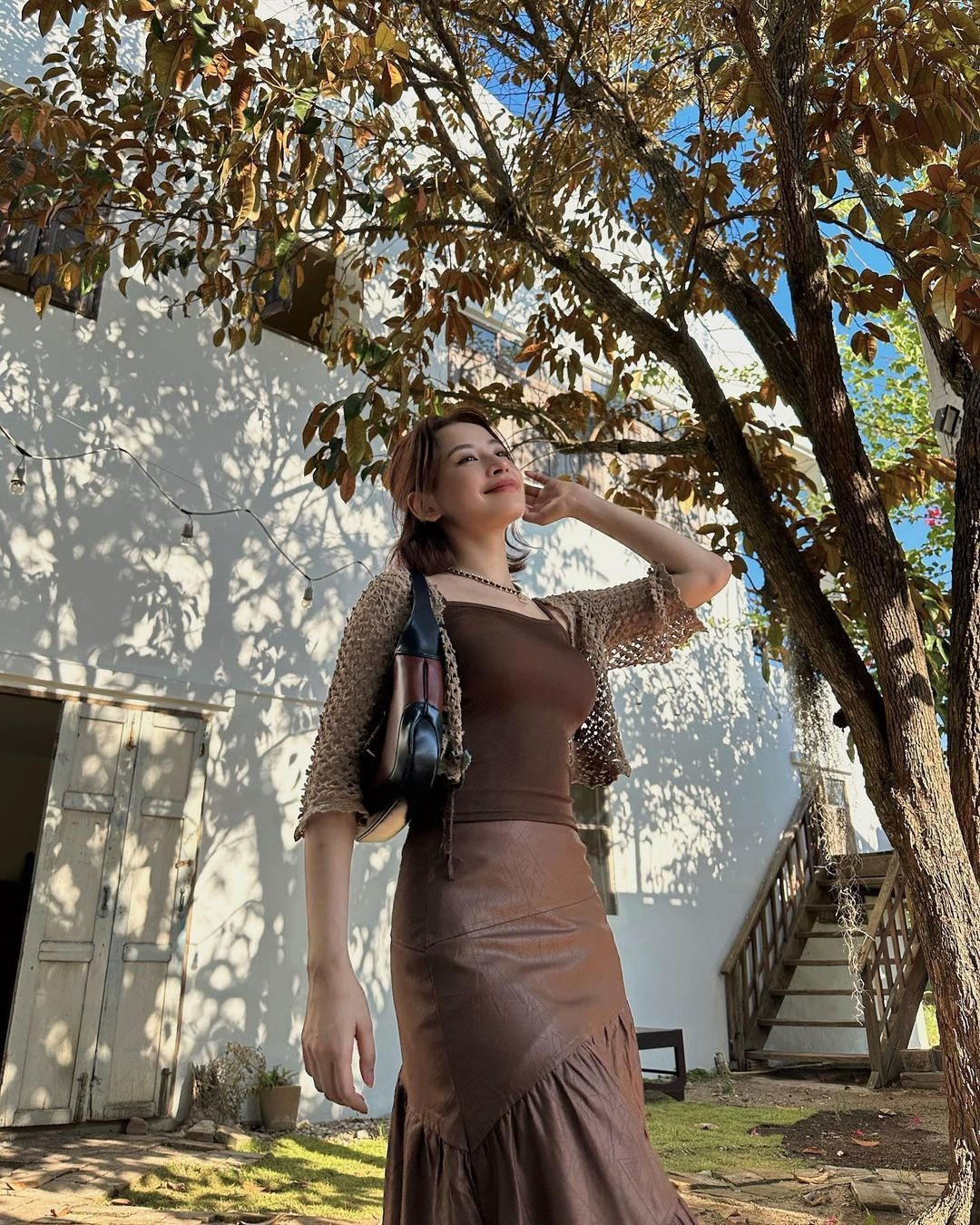 Chi Pu chọn Thái Lan để đón năm mới. Cô tranh thủ thưởng thức nhiều món ngon xứ chùa vàng, check in nhiều quán cà phê thiết kế độc đáo. Điểm đến chính của cô lần này là Chiang Mai. &quot;2022 - tôi thua, thắng, thất bại, khóc, cười... nhưng không bỏ cuộc. Tạm biệt một năm khó khăn và chào đón những khởi đầu mới. Đây sẽ là một năm 2023 hạnh phúc và khỏe mạnh&quot;, mỹ nhân Hà thành chia sẻ.