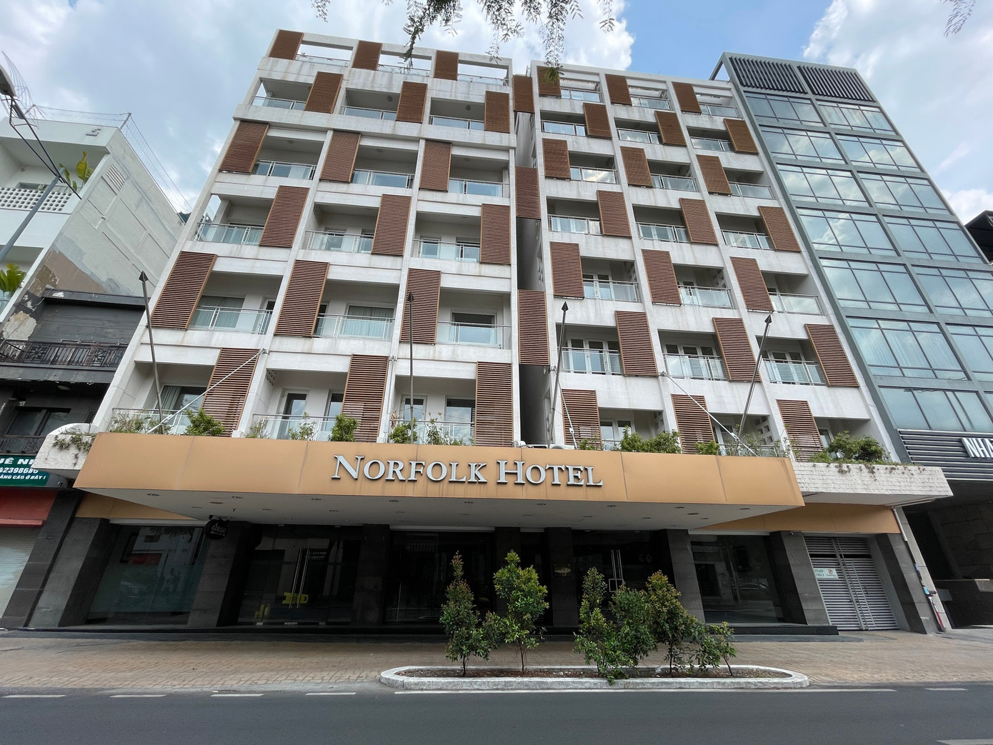 Khách sạn Norfolk trên đường Lê Thánh Tôn, quận 1 đóng cửa hơn cả năm qua. Ảnh: Hồng Phúc