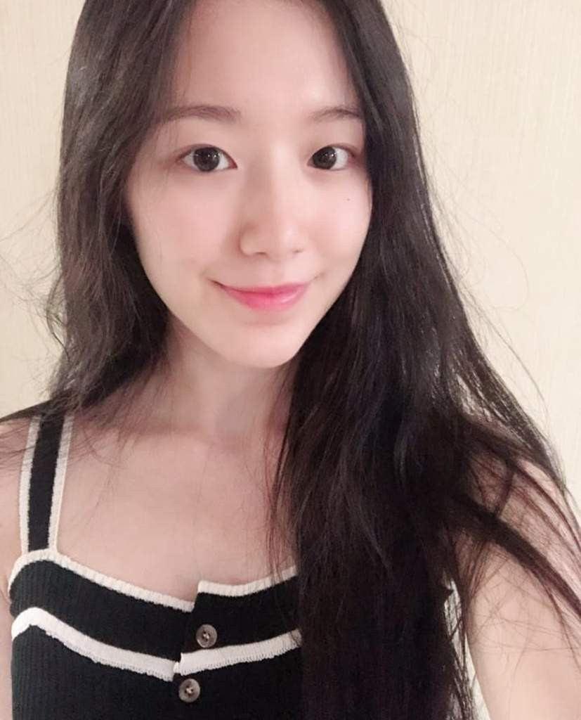 Shuhua thường để mặt mộc xuất hiện trước công chúng. Ảnh: Twitter. Shuhua thường để mặt mộc xuất hiện trước công chúng. Ảnh: Twitter.
