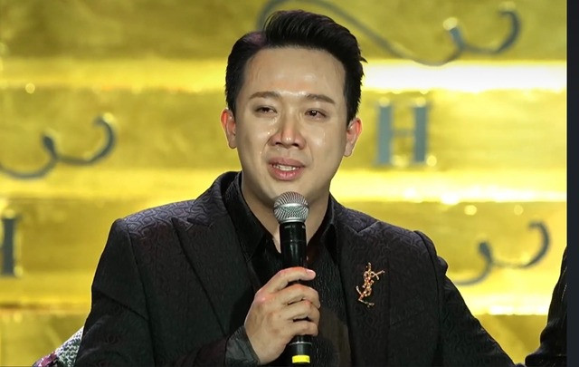 Trấn Thành khóc nấc nghẹn khi nói bốn chữ hào quang rực rỡ của người nghệ sĩ không đơn giản như mọi người nghĩ. Ảnh: CMH.