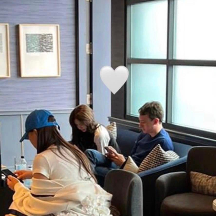 Lisa (BlackPink) và bạn trai tin đồn bị bắt gặp ở phòng chờ sân bay dành cho giới siêu giàu. Ảnh: Twitter. Lisa (BlackPink) và bạn trai tin đồn bị bắt gặp ở phòng chờ sân bay dành cho giới siêu giàu. Ảnh: Twitter.