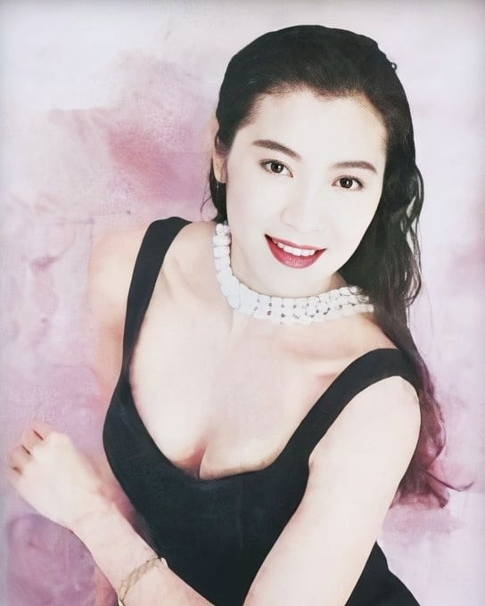 Vốn có nhan sắc lại được cha mẹ đưa đi học ba lê chuyên nghiệp từ nhỏ, Dương Tử Quỳnh sớm đã vượt trội nhiều người. Đây cũng là một trong những yếu tố giúp người đẹp trở thành Hoa hậu Malaysia năm 1983. Diễn viên thừa nhận bản thân là người thích ganh đua nhưng bất ngờ với chiến thắng này. “Tôi nghĩ ban giám khảo bị mù” – Dương Tử Quỳnh hài hước chia sẻ trong cuộc phỏng vấn trên tạp chí Town & Country. Vốn có nhan sắc lại được cha mẹ đưa đi học ba lê chuyên nghiệp từ nhỏ, Dương Tử Quỳnh sớm đã vượt trội nhiều người. Đây cũng là một trong những yếu tố giúp người đẹp trở thành Hoa hậu Malaysia năm 1983. Diễn viên thừa nhận bản thân là người thích ganh đua nhưng bất ngờ với chiến thắng này. “Tôi nghĩ ban giám khảo bị mù” – Dương Tử Quỳnh hài hước chia sẻ trong cuộc phỏng vấn trên tạp chí Town & Country.