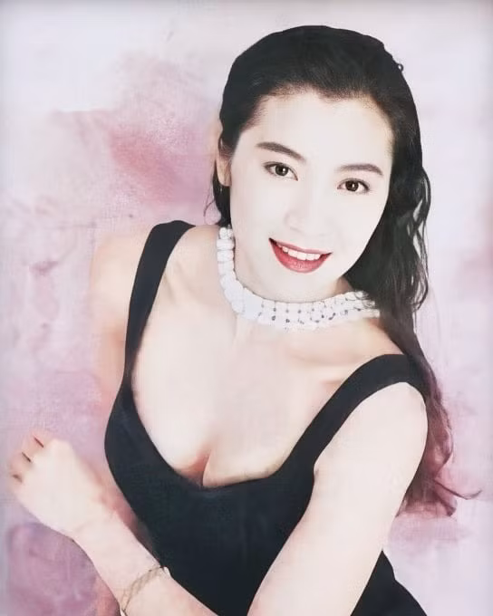 Vốn có nhan sắc lại được cha mẹ đưa đi học ba lê chuyên nghiệp từ nhỏ, Dương Tử Quỳnh sớm đã vượt trội nhiều người. Đây cũng là một trong những yếu tố giúp người đẹp trở thành Hoa hậu Malaysia năm 1983. Diễn viên thừa nhận bản thân là người thích ganh đua nhưng bất ngờ với chiến thắng này. “Tôi nghĩ ban giám khảo bị mù” – Dương Tử Quỳnh hài hước chia sẻ trong cuộc phỏng vấn trên tạp chí Town &amp; Country.