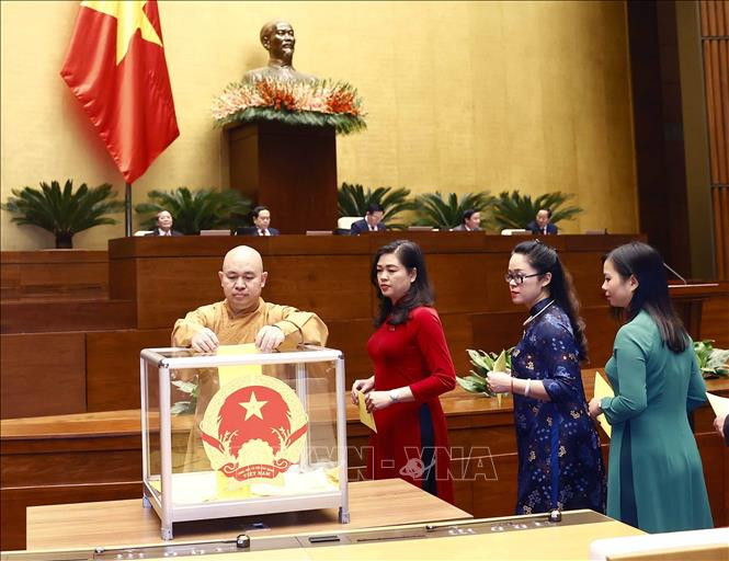 Các đại biểu Quốc hội bỏ phiếu bầu Chủ tịch nước. Ảnh: TTXVN