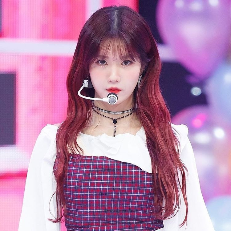 Trong khoảng thời gian 2 năm, Eun Bi cùng IZ*ONE hoạt động mạnh mẽ, có nhiều ca khúc nổi tiếng như La Vie en Rose, Violeta, Fiesta, Secret Story of the Swan… Nhóm trở thành một trong những nhóm nhạc nữ hàng đầu tại Hàn Quốc trong thời gian hoạt động. Ảnh: Twitter.