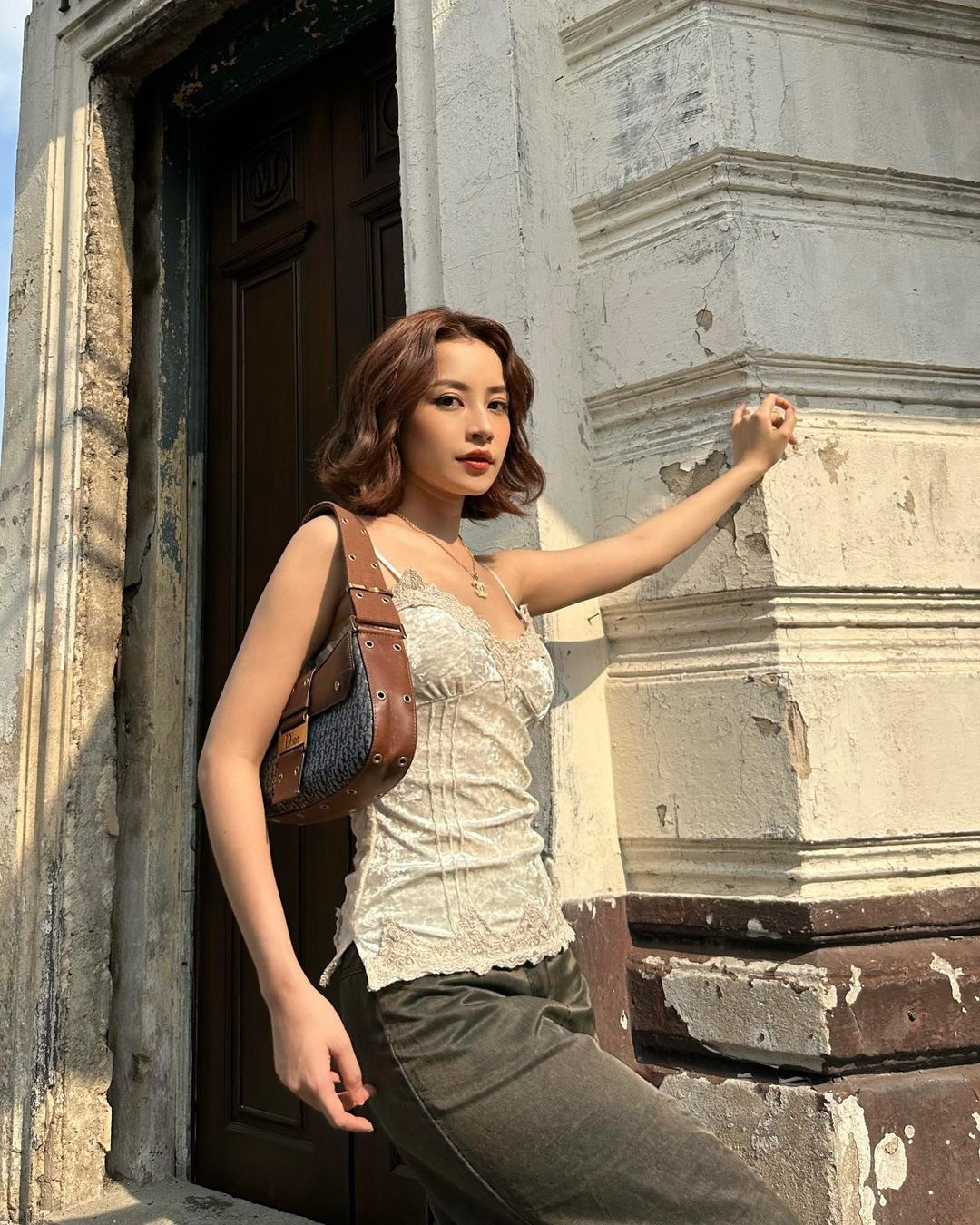 Chi Pu chọn Thái Lan để đón năm mới. Cô tranh thủ thưởng thức nhiều món ngon xứ chùa vàng, check in nhiều quán cà phê thiết kế độc đáo. Điểm đến chính của cô lần này là Chiang Mai. &quot;2022 - tôi thua, thắng, thất bại, khóc, cười... nhưng không bỏ cuộc. Tạm biệt một năm khó khăn và chào đón những khởi đầu mới. Đây sẽ là một năm 2023 hạnh phúc và khỏe mạnh&quot;, mỹ nhân Hà thành chia sẻ.