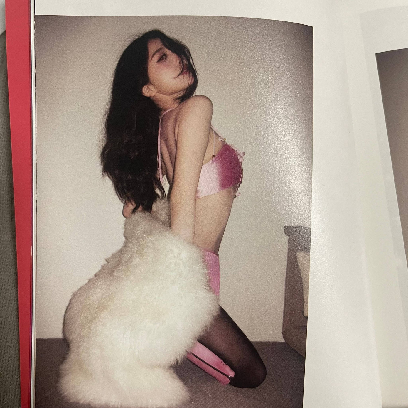 Trong photobook phát hành hồi tháng 3, ngôi sao Trạm kế tiếp là hạnh phúc gây tranh luận vì cách tạo dáng. Nhiều ý kiến chỉ trích cô tạo dáng thô tục, phản cảm. Trái lại, nhiều fan khen nữ diễn viên đa dạng phong cách. Trong photobook phát hành hồi tháng 3, ngôi sao Trạm kế tiếp là hạnh phúc gây tranh luận vì cách tạo dáng. Nhiều ý kiến chỉ trích cô tạo dáng thô tục, phản cảm. Trái lại, nhiều fan khen nữ diễn viên đa dạng phong cách.