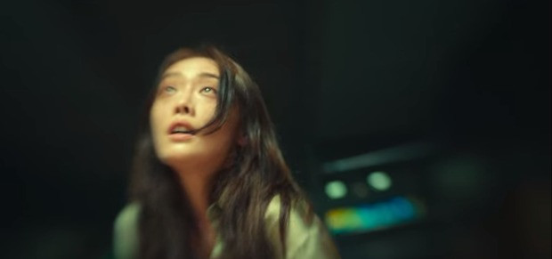 Cảnh quay Sa Ra gặp ảo giác vì sử dụng chất cấm trong nhà thờ. Ảnh: Netflix.