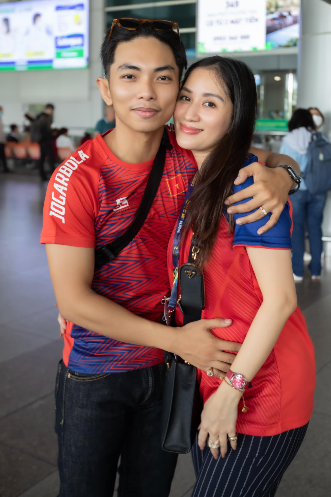 Chia sẻ trên trang cá nhân, Khánh Thi kể chuyện được chồng đón khiến khán giả bật cười: “Sáng sớm anh xã ra sân bay đón nồng nhiệt, ôm hôn thắm thiết, nói nhớ vợ quá. Vừa về đến nhà, tính quay sang hỏi thăm chồng thì nghe tiếng ngáy như tiếng chuông điện thoại báo thức. Ôi nhớ với nhung”. Chia sẻ trên trang cá nhân, Khánh Thi kể chuyện được chồng đón khiến khán giả bật cười: “Sáng sớm anh xã ra sân bay đón nồng nhiệt, ôm hôn thắm thiết, nói nhớ vợ quá. Vừa về đến nhà, tính quay sang hỏi thăm chồng thì nghe tiếng ngáy như tiếng chuông điện thoại báo thức. Ôi nhớ với nhung”.