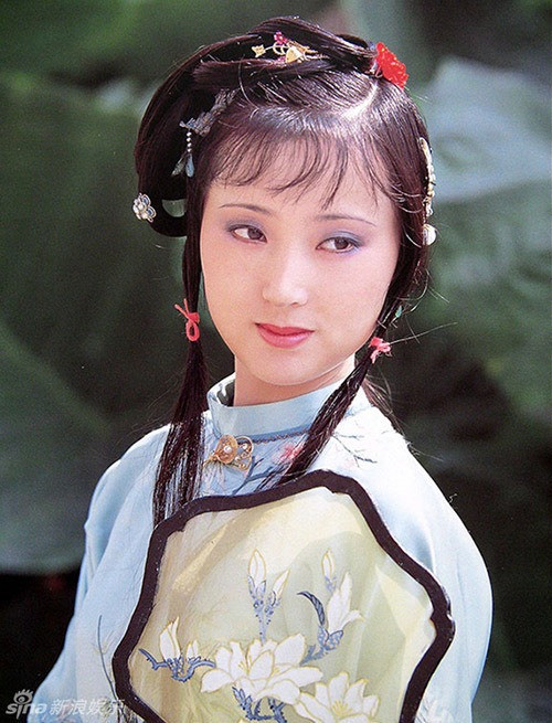 Trong nguyên tác, Lâm Đại Ngọc hiện lên là cô nương có "Đôi lông mày điểm màu khói lạt, dường như cau mà lại không cau, đôi con mắt chứa chan tình tứ, dáng như vui mà lại không vui. Má hơi lúm, có vẻ âu sầu. Người hơi mệt trông càng tha thướt. Lệ rớm rưng rưng, hơi ra nhè nhẹ. Vẻ thư nhàn, hoa rọi mặt hồ, dáng đi đứng, liễu nghiêng trước gió. Tim đọ Tỉ Can hơn một trăm khiếu, bệnh so Tây Tử trội vài phân”. Trong nguyên tác, Lâm Đại Ngọc hiện lên là cô nương có "Đôi lông mày điểm màu khói lạt, dường như cau mà lại không cau, đôi con mắt chứa chan tình tứ, dáng như vui mà lại không vui. Má hơi lúm, có vẻ âu sầu. Người hơi mệt trông càng tha thướt. Lệ rớm rưng rưng, hơi ra nhè nhẹ. Vẻ thư nhàn, hoa rọi mặt hồ, dáng đi đứng, liễu nghiêng trước gió. Tim đọ Tỉ Can hơn một trăm khiếu, bệnh so Tây Tử trội vài phân”.