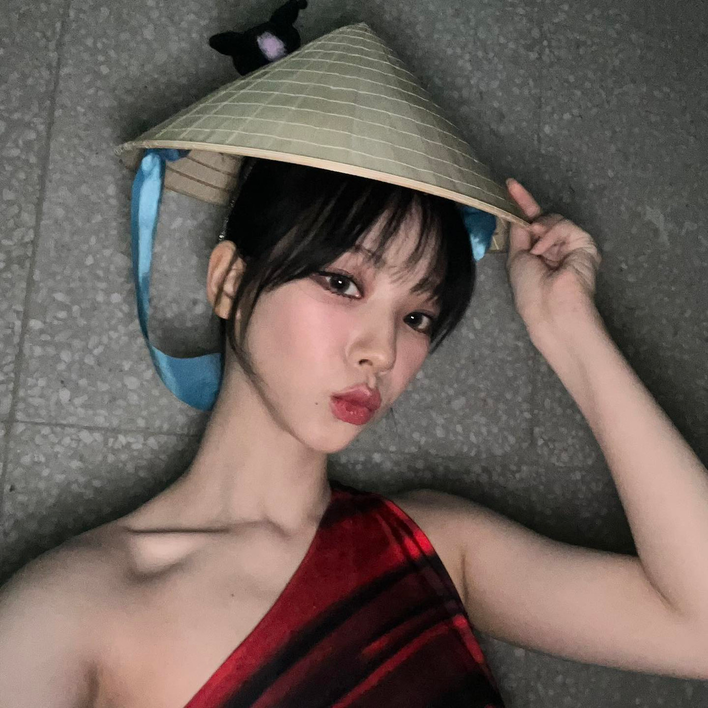 Một thành viên khác của aesspa là Karina gây sốt với tấm hình tạo dáng cùng nón lá. Đây là món quà do fanpage của nữ thần tượng sinh năm 2000 tại Việt Nam gửi tặng. Karina thích thú với đồ ăn tại Việt Nam, cô chia sẻ nhiều hình ảnh về hoa quả và bất ngờ khi lần đầu ăn quả roi.