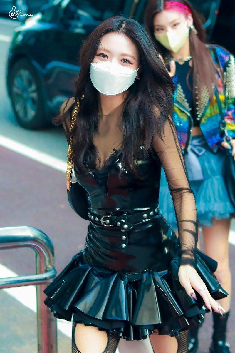 Stylist của nhóm nhiều lần mắc lỗi khi để Yuna mặc đồ hở da thịt, không phù hợp. Khi quảng bá ca khúc Loco, Yuna mặc váy da bóng ngắn kèm tất lưới, phần cúp ngực xẻ sâu lộ cả thềm ngực. Cô liên tục che tay, tận dụng tóc dài che đi phần nhạy cảm. Vụ việc khiến stylist cùng JYP hứng chịu nhiều “gạch đá”. Ảnh: Twitter. Stylist của nhóm nhiều lần mắc lỗi khi để Yuna mặc đồ hở da thịt, không phù hợp. Khi quảng bá ca khúc Loco, Yuna mặc váy da bóng ngắn kèm tất lưới, phần cúp ngực xẻ sâu lộ cả thềm ngực. Cô liên tục che tay, tận dụng tóc dài che đi phần nhạy cảm. Vụ việc khiến stylist cùng JYP hứng chịu nhiều “gạch đá”. Ảnh: Twitter.