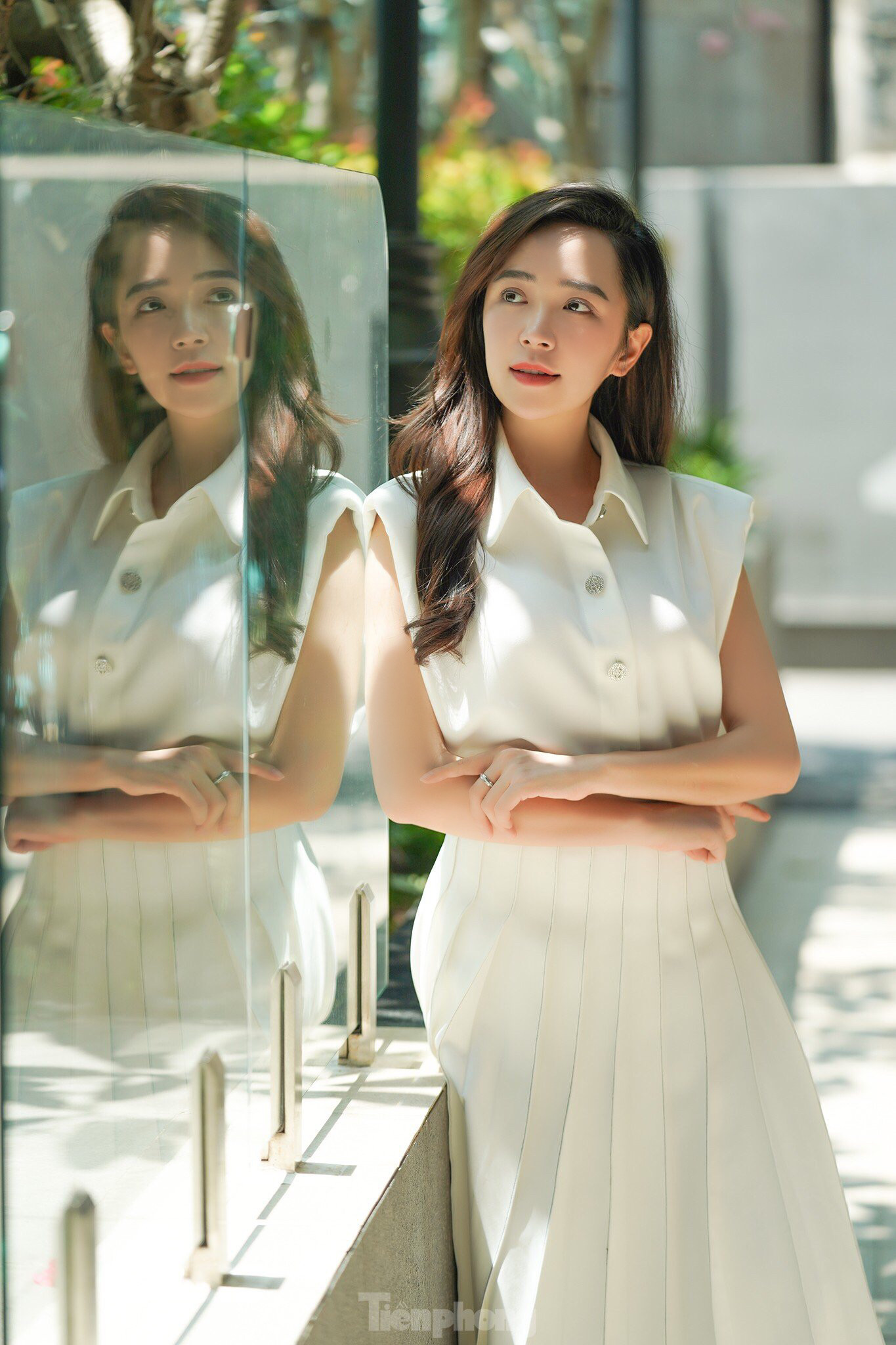 Nhân vật Son liên tiếp nhận nhiều chuyện tủi hờn, người xem đòi đổi tên phim thành “Dưới bóng cây… bất hạnh”. Trước ý kiến này, Kim Oanh bày tỏ và tiết lộ về kết cục phim: “Bất hạnh hay không khán giả phải xem cả quá trình chứ không riêng từng phân đoạn. Tựa đề phim có ý nghĩa mỗi nhân tố trong gia đình cùng nhau nỗ lực, cố gắng để nuôi dưỡng cây hạnh phúc. Mọi người hãy chờ đợi đến cuối phim để cảm nhận rõ nhất điều này. Khi đi qua những bất hạnh chúng ta sẽ tìm được đến hạnh phúc”. Ảnh: Phạm Nguyễn.