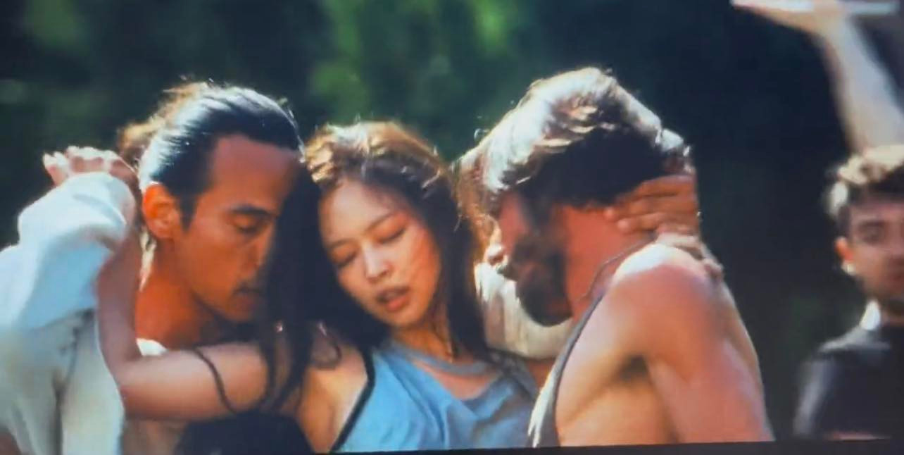 Jennie nhận chỉ trích khi có những cảnh phim táo bạo trong The Idol. Jennie nhận chỉ trích khi có những cảnh phim táo bạo trong The Idol.