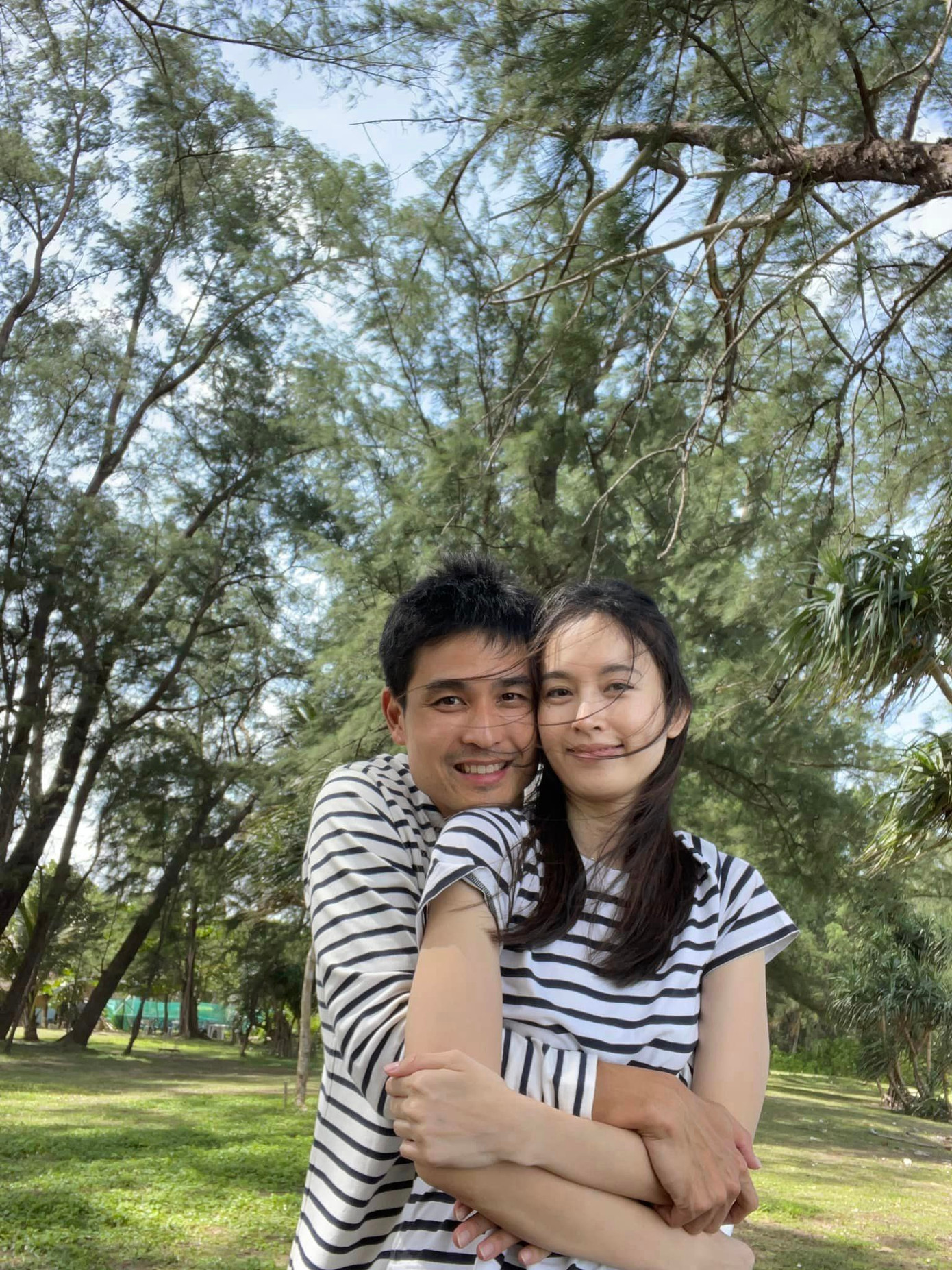 Cả hai thoải mái thể hiện tình yêu trên mạng xã hội và được nhiều người chúc phúc. Cả hai thoải mái thể hiện tình yêu trên mạng xã hội và được nhiều người chúc phúc.