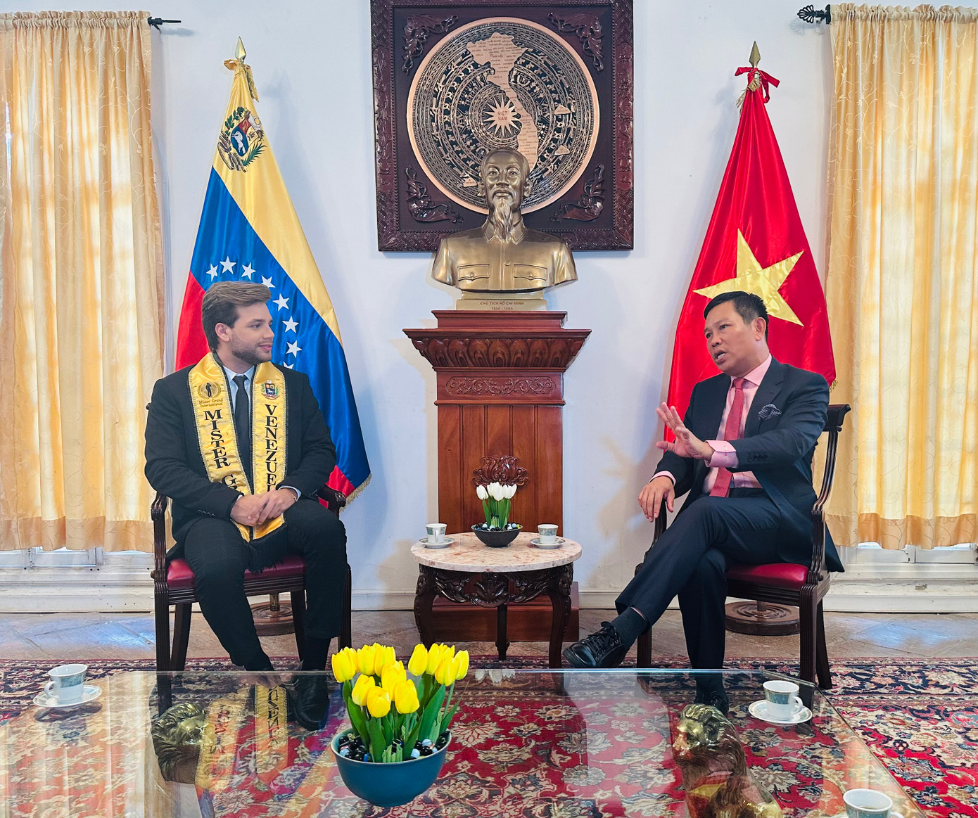 Mister Grand Venezuela 2023 thăm Đại sứ quán Việt Nam tại Venezuela.