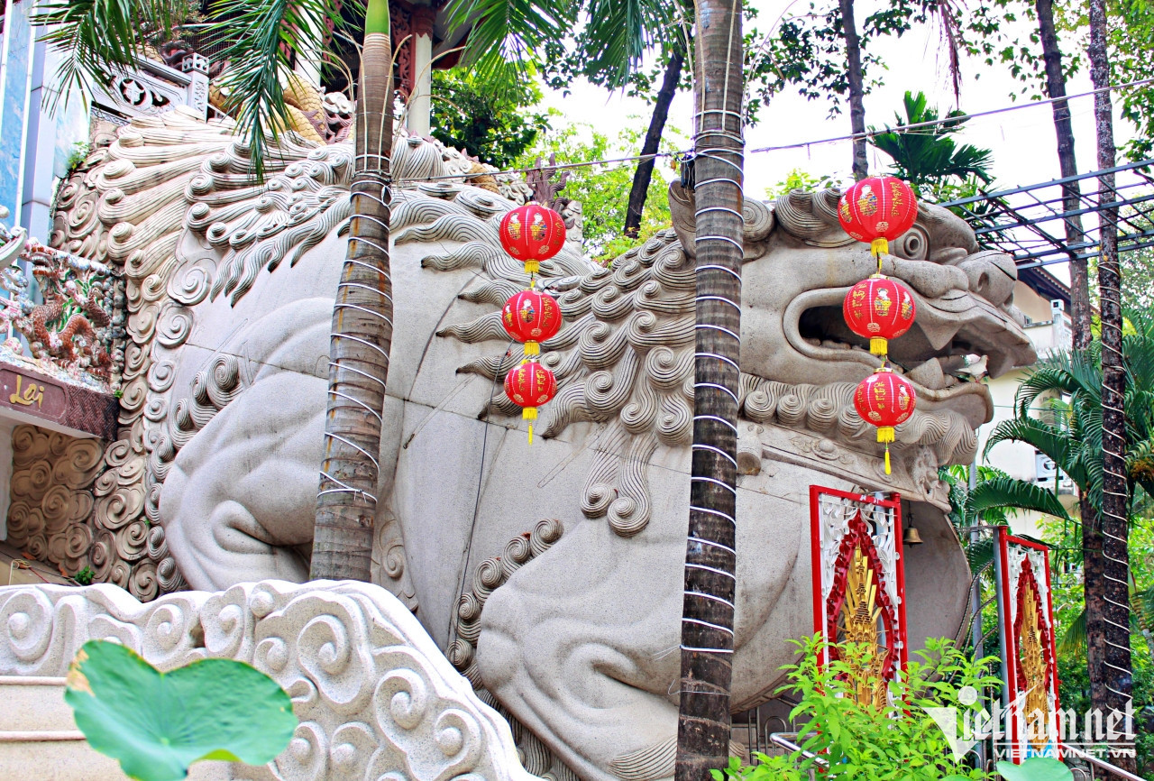 Các đường nét được đục đẽo vừa mềm mại vừa cứng cáp thể hiện được thần thái linh vật. Các đường nét được đục đẽo vừa mềm mại vừa cứng cáp thể hiện được thần thái linh vật.