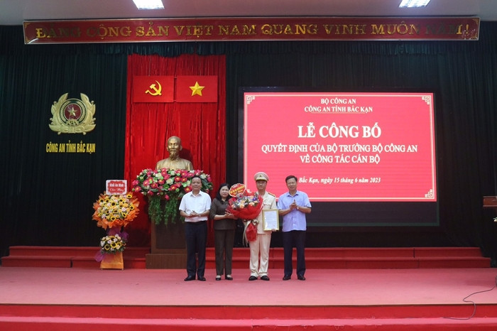 Lãnh đạo Tỉnh ủy, UBND tỉnh, HĐND tỉnh chúc mừng Thượng tá Lê Hồng Giang, Phó Giám đốc Công an tỉnh Bắc Kạn.