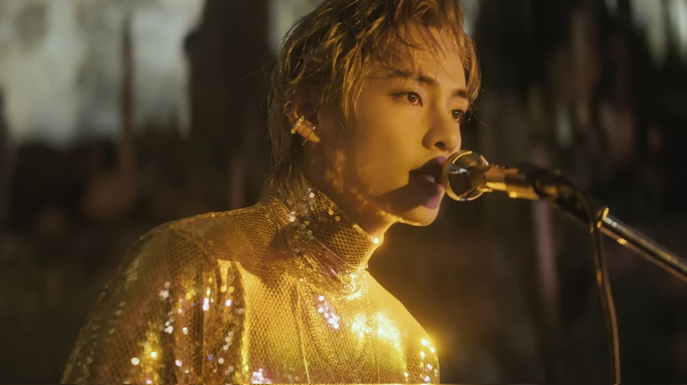 V trong MV Love me again. V trong MV Love me again.