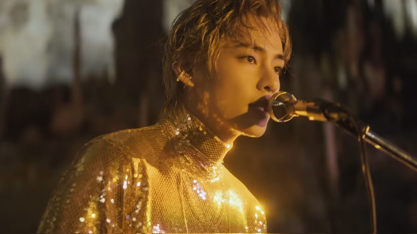 V trong MV Love me again.