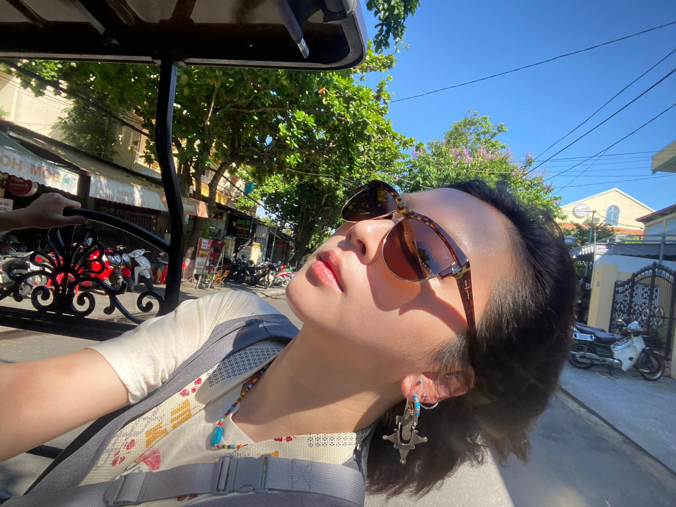 4 thành viên nhóm KARD gồm B.M, Jiwoo, J.Seph và Somin tận hưởng không khí tại Hội An, Đà Nẵng. Các nghệ sĩ đăng tải hình ảnh dạo phố phường, nghỉ dưỡng sau khi hoàn thành buổi biểu diễn ở lễ hội âm nhạc.