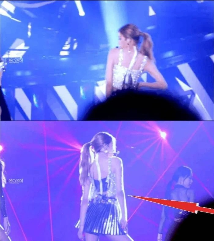 Đây không phải lần đầu giọng ca chính của BlackPink gặp sự cố với áo. Hồi năm 2018 tại sân khấu lễ trao giải âm nhạc Melon, Rosé bị bung cúc gài áo phía sau lưng khi thực hiện nhiều động tác vũ đạo mạnh mẽ, liên tục. Nhiều fan nơm nớp lo sợ chiếc áo có thể bị bung bất cứ lúc nào trong khi cô biểu diễn. Đây không phải lần đầu giọng ca chính của BlackPink gặp sự cố với áo. Hồi năm 2018 tại sân khấu lễ trao giải âm nhạc Melon, Rosé bị bung cúc gài áo phía sau lưng khi thực hiện nhiều động tác vũ đạo mạnh mẽ, liên tục. Nhiều fan nơm nớp lo sợ chiếc áo có thể bị bung bất cứ lúc nào trong khi cô biểu diễn.