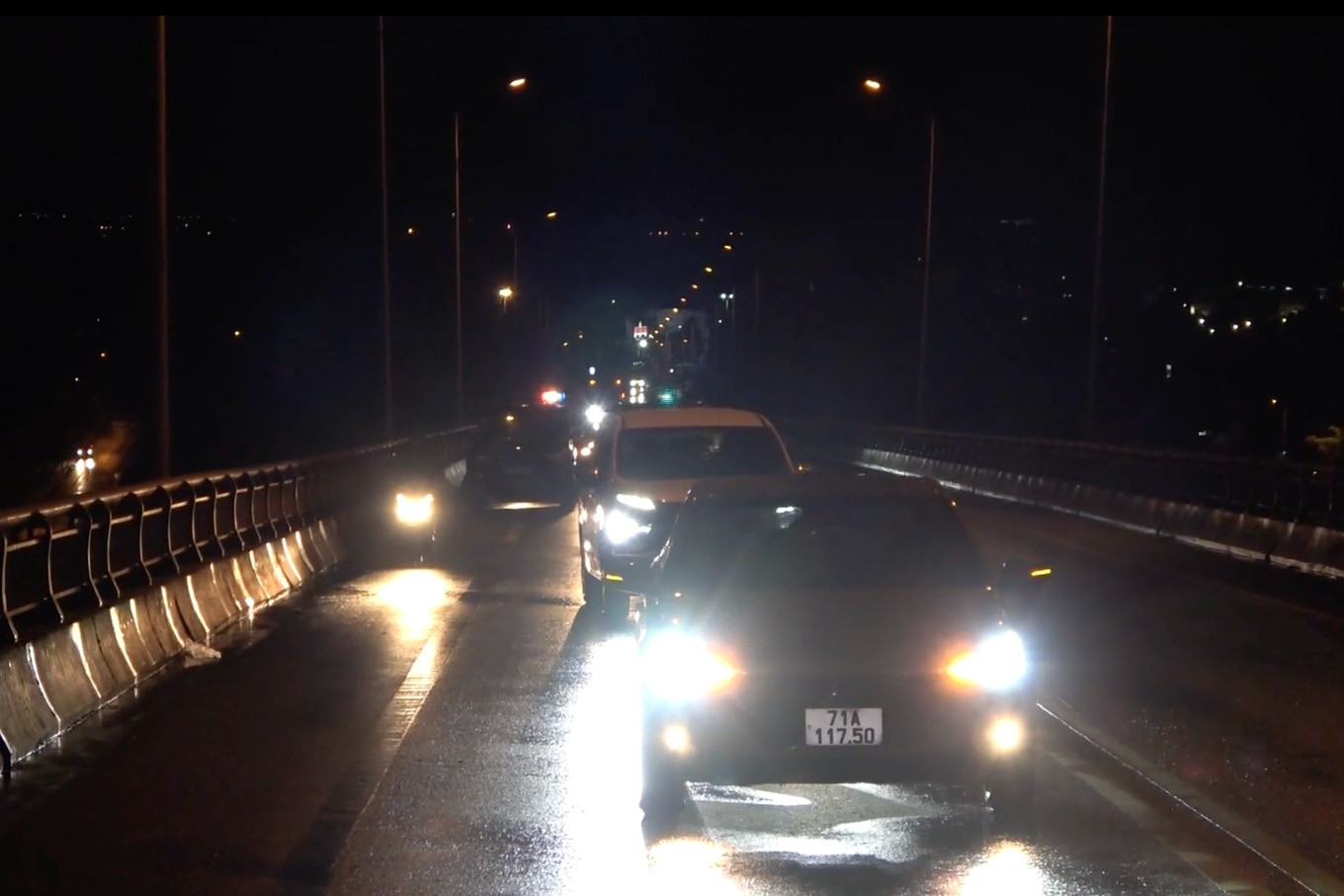 Dòng phương tiện được phân luồng trong trong lúc cảnh sát làm nhiệm vụ (Ảnh: CACC).