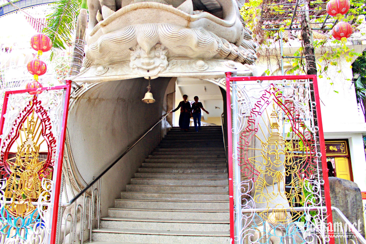 Bên trong kỳ lân đá rỗng, trở thành cầu thang dẫn lên chính điện của chùa. Bên trong kỳ lân đá rỗng, trở thành cầu thang dẫn lên chính điện của chùa.