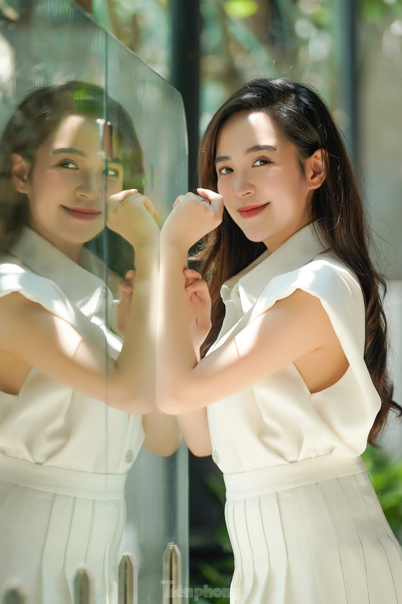 Nhân vật Son liên tiếp nhận nhiều chuyện tủi hờn, người xem đòi đổi tên phim thành “Dưới bóng cây… bất hạnh”. Trước ý kiến này, Kim Oanh bày tỏ và tiết lộ về kết cục phim: “Bất hạnh hay không khán giả phải xem cả quá trình chứ không riêng từng phân đoạn. Tựa đề phim có ý nghĩa mỗi nhân tố trong gia đình cùng nhau nỗ lực, cố gắng để nuôi dưỡng cây hạnh phúc. Mọi người hãy chờ đợi đến cuối phim để cảm nhận rõ nhất điều này. Khi đi qua những bất hạnh chúng ta sẽ tìm được đến hạnh phúc”. Ảnh: Phạm Nguyễn.