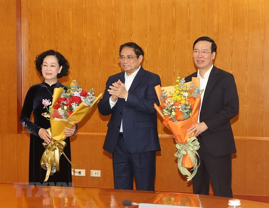 Ủy viên Bộ Chính trị, Thủ tướng Chính phủ Phạm Minh Chính chúc mừng đồng chí Võ Văn Thưởng, Ủy viên Bộ Chính trị, Chủ tịch nước và đồng chí Trương Thị Mai, Ủy viên Bộ Chính trị, Thường trực Ban Bí thư. (Ảnh: Trí Dũng/TTXVN)