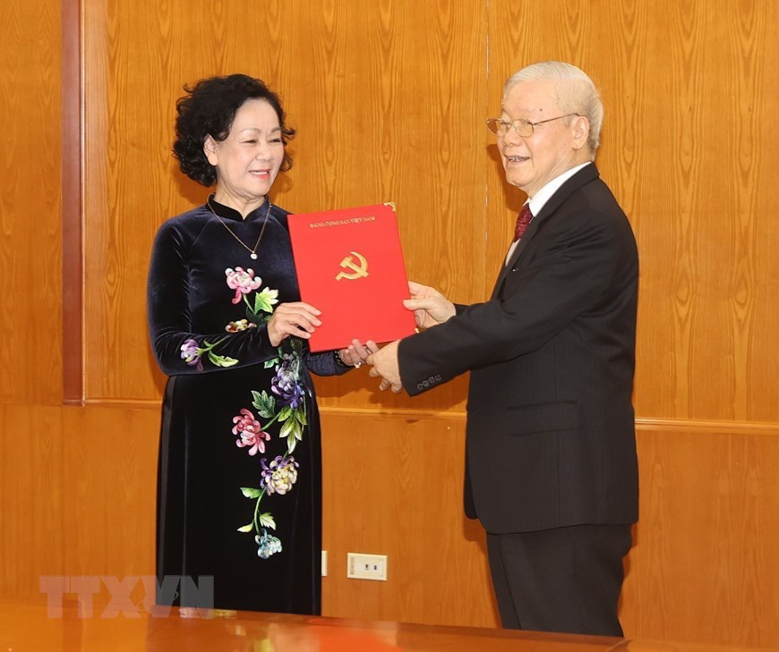 Tổng Bí thư Nguyễn Phú Trọng trao Quyết định cho Ủy viên Bộ Chính trị, Thường trực Ban Bí thư Trương Thị Mai. (Ảnh: Trí Dũng/TTXVN)