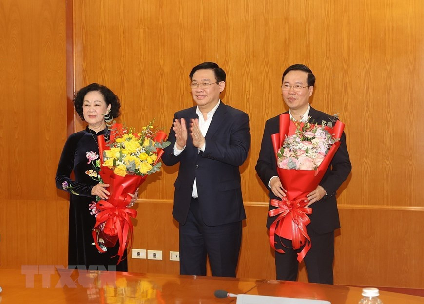 Ủy viên Bộ Chính trị, Chủ tịch Quốc hội Vương Đình Huệ chúc mừng đồng chí Võ Văn Thưởng, Ủy viên Bộ Chính trị, Chủ tịch nước và đồng chí Trương Thị Mai, Ủy viên Bộ Chính trị, Thường trực Ban Bí thư. (Ảnh: Trí Dũng/TTXVN)