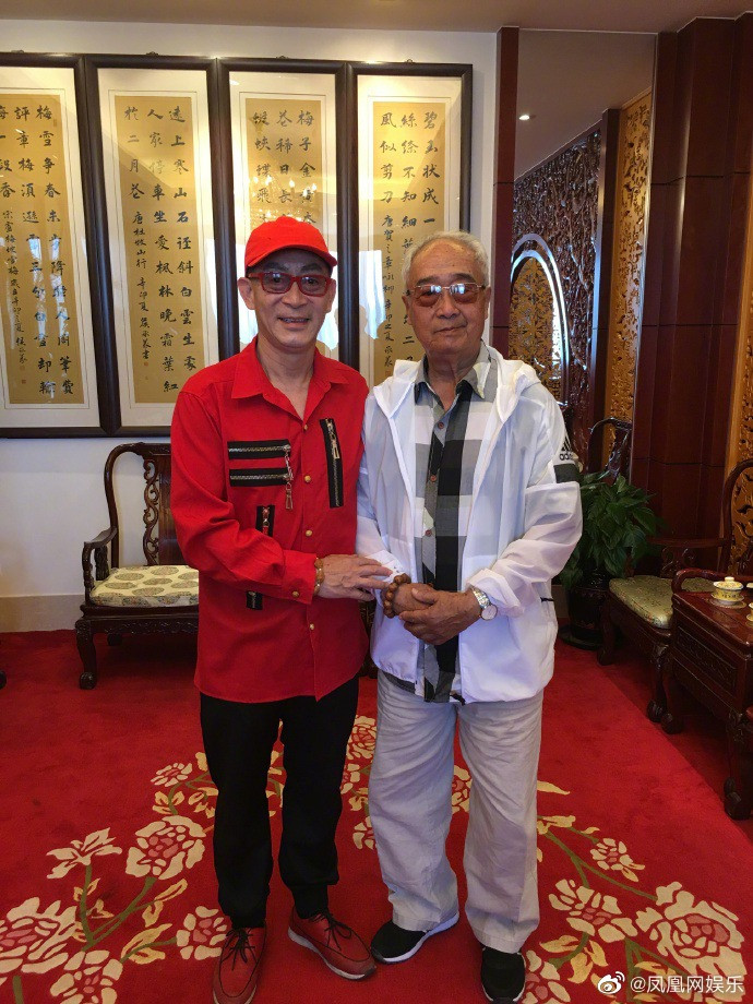 Lục Tiểu Linh Đồng đến thăm Nhâm Phượng Pha khi ông lâm bệnh nặng. Ảnh: 163. Lục Tiểu Linh Đồng đến thăm Nhâm Phượng Pha khi ông lâm bệnh nặng. Ảnh: 163.