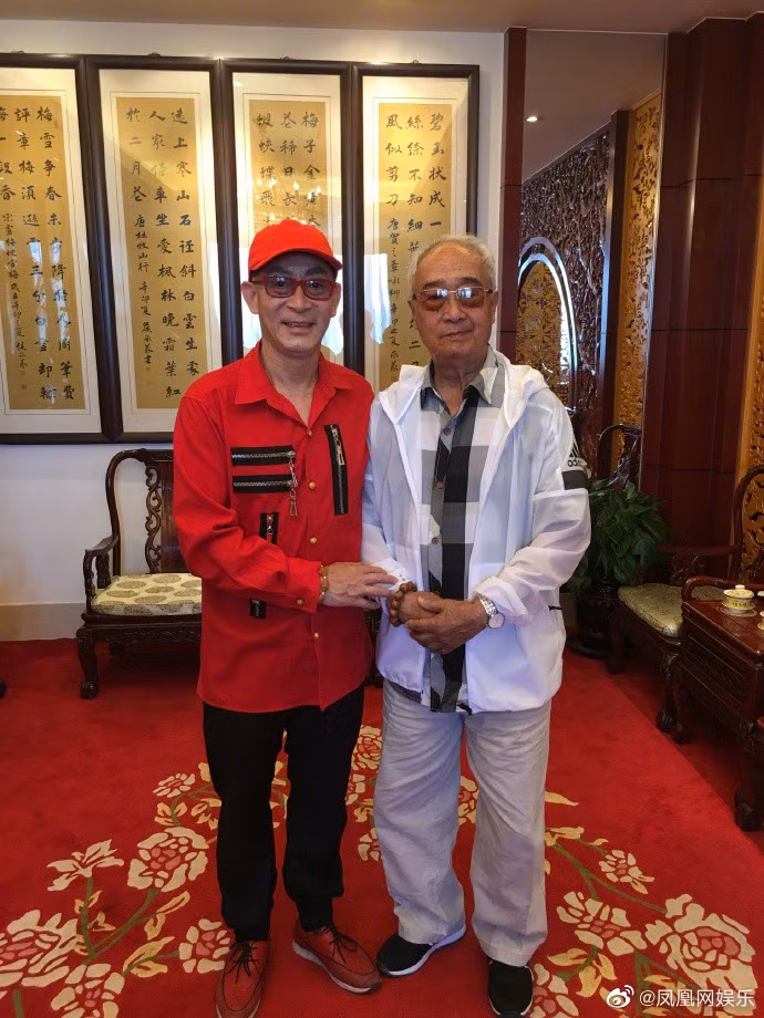 Lục Tiểu Linh Đồng đến thăm Nhâm Phượng Pha khi ông lâm bệnh nặng. Ảnh: 163.