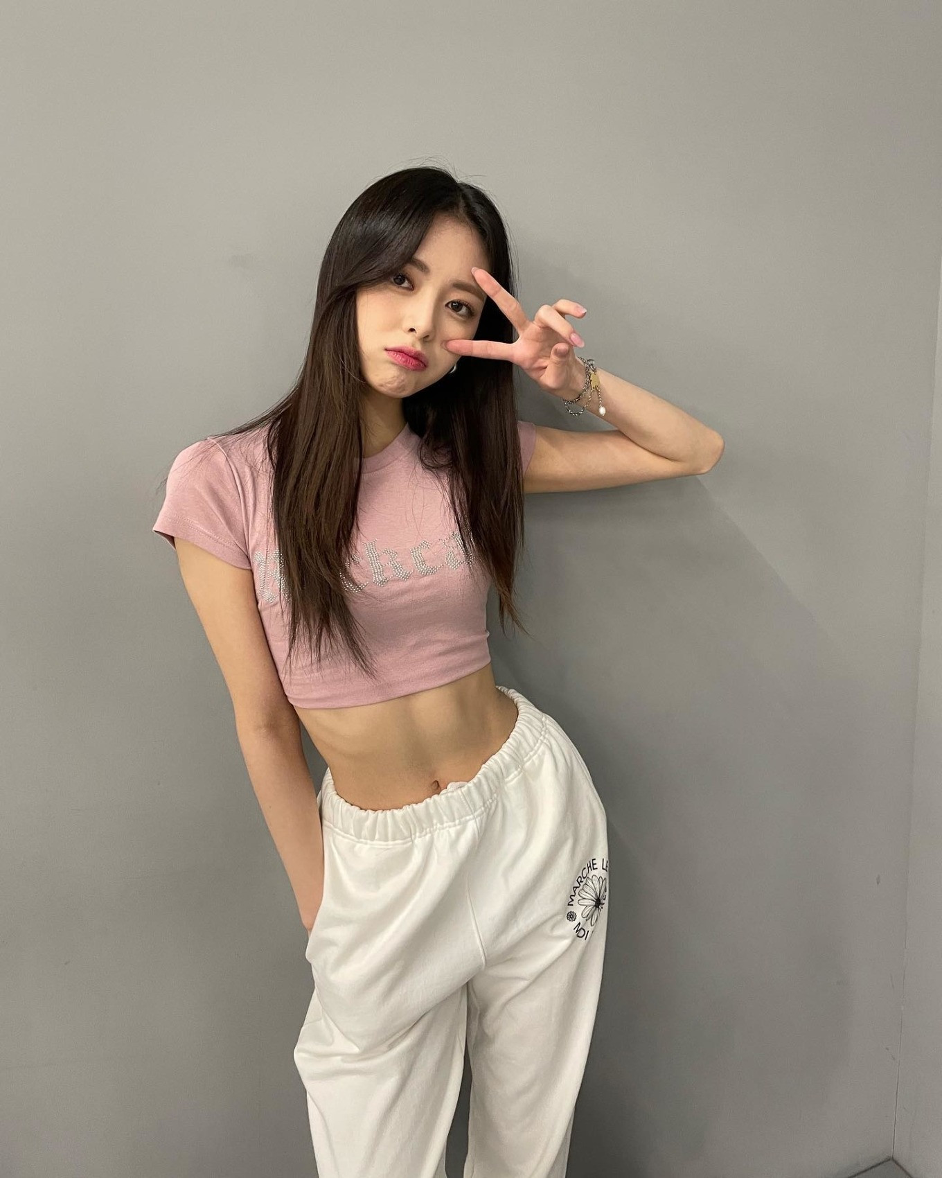 Nữ thần tượng chia sẻ: “Đây là điều đáng nhớ vì tôi đã có thể mang đến sân khấu tuyệt vời khi tôi có cơ hội tốt để bước sang tuổi 20. Bố mẹ tôi rất thích sân khấu này và đọc nhiều bài viết trên trang Naver. Bố nói tự hào về con gái và nhận được nhiều cuộc điện thoại từ mọi người".