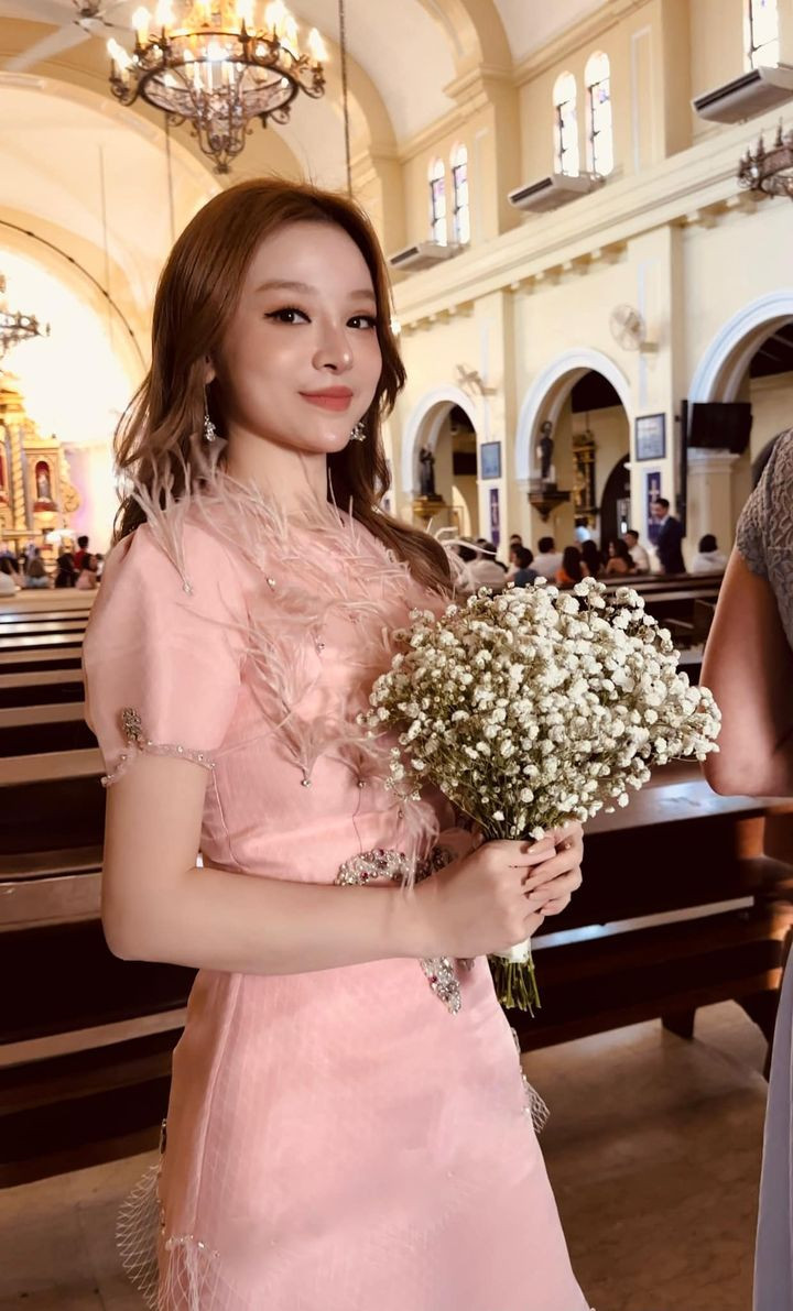 Huyền Baby khoe quà Linh Rin và Phillip Nguyễn tặng hai vợ chồng cô khi dự đám cưới. Huyền Baby khoe quà Linh Rin và Phillip Nguyễn tặng hai vợ chồng cô khi dự đám cưới.