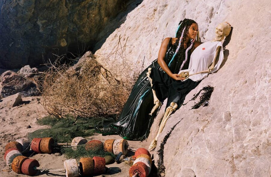 Tiết lộ về điểm khác biệt ở bản live action so với bản hoạt hình Disney, Halle Bailey cho biết: &quot;Nàng tiên cá live action hiện đại hơn nhiều. Ở phiên bản chúng ta xem khi còn nhỏ, Ariel từ bỏ mọi thứ vì hoàng tử, nhưng tôi không nghĩ điều đó phản ánh người phụ nữ hiện đại ngày nay. Tác phẩm này nói nhiều hơn về việc Ariel tìm thấy tự do cho chính mình khi có cơ hội đến với đất liền. Hoàng tử Eric điển trai bị đắm tàu khiến công chúa từ bỏ mọi điều, nhưng đó không phải tất cả về anh ấy”.