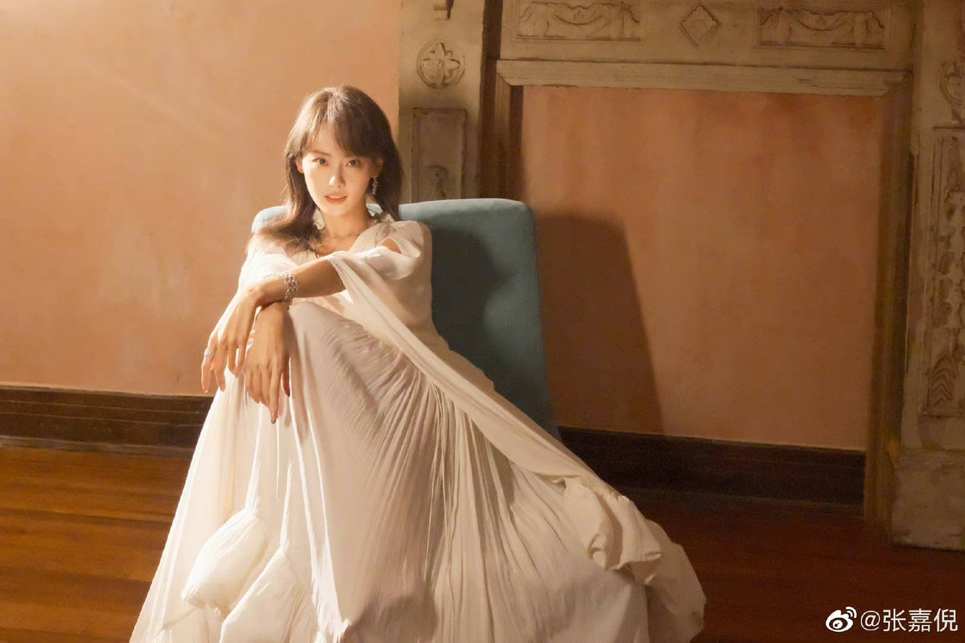 Cuối năm ngoái, chồng diễn viên Diên hi công lược bị phanh phui ảnh đi khách sạn với cô gái trẻ tên Thiệu Tình, tuổi ngoài 20, nhan sắc được đánh giá không bằng Gia Nghê. Nữ diễn viên và chồng giữ im lặng nhưng nhiều nguồn tin cho biết cô đang tiến hành thủ tục ly hôn, tranh giành quyền nuôi con.