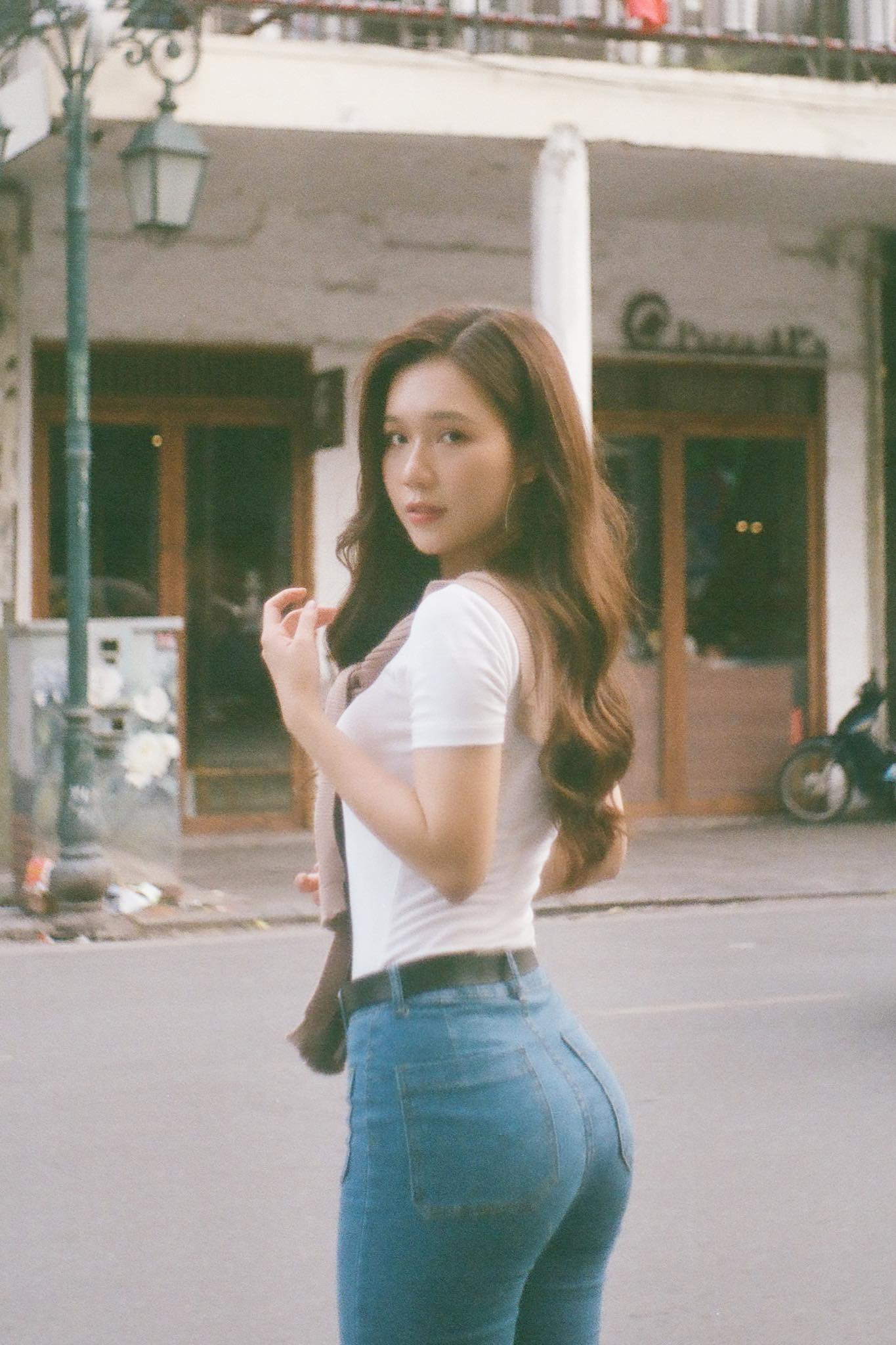 Thời gian trước, vai y tá Ngọc phim Phố trong làng của Ngọc Anh bị khán giả phản ứng vì mặc quần áo gợi cảm, không phù hợp với bối cảnh nông thôn. Một số cảnh quay, cô tạo ra khung hình nhạy cảm khi mặc chiếc áo hai dây trễ nải bên trong và khoác áo len dài tay ôm sát. Nữ diễn viên sau đó đã tiết chế và thay đổi về trang phục ở những tập sau của phim.