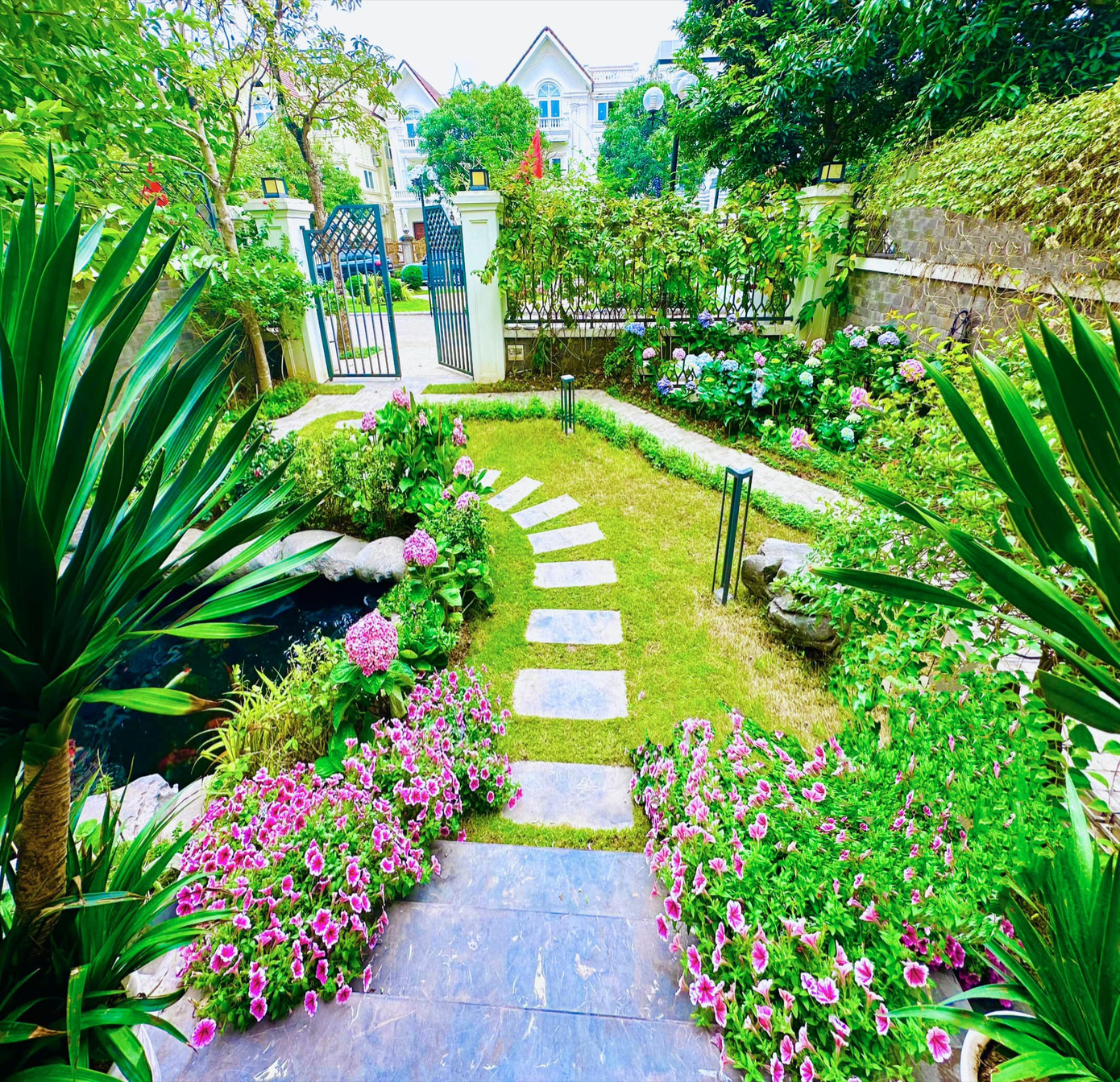 Căn biệt thự của Lã Thanh Huyền ngập không khí Tết từ cổng. Năm nào nữ diễn viên cũng chăm chút cho không gian sống ngập tràn hoa lá. Ảnh: NVCC.